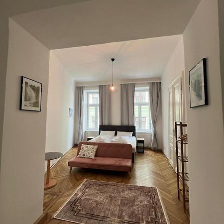 Centrally-Located Authentic Apartment فيينا المظهر الخارجي الصورة