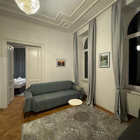 Centrally-Located Authentic Apartment فيينا المظهر الخارجي الصورة