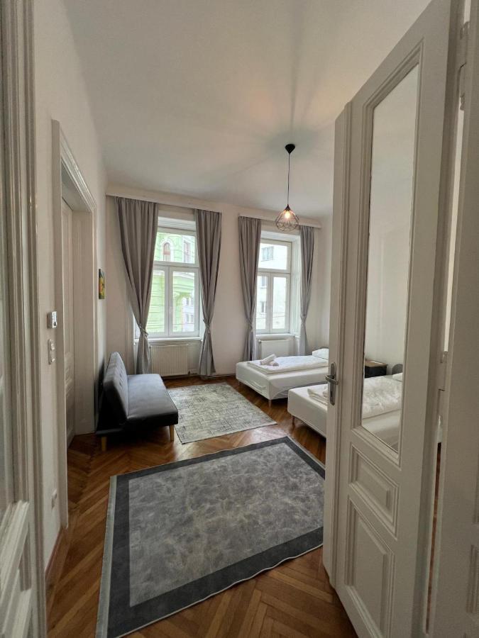 Centrally-Located Authentic Apartment فيينا المظهر الخارجي الصورة
