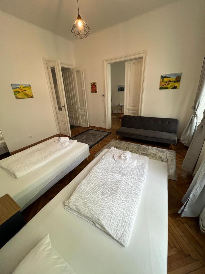 Centrally-Located Authentic Apartment فيينا المظهر الخارجي الصورة