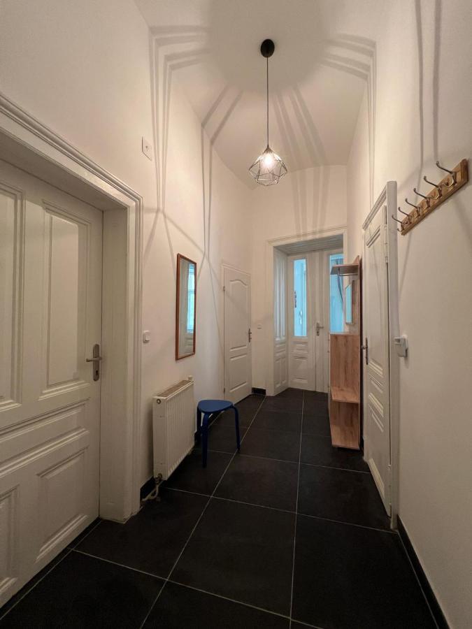 Centrally-Located Authentic Apartment فيينا المظهر الخارجي الصورة