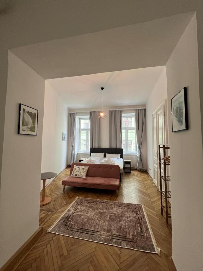 Centrally-Located Authentic Apartment فيينا المظهر الخارجي الصورة