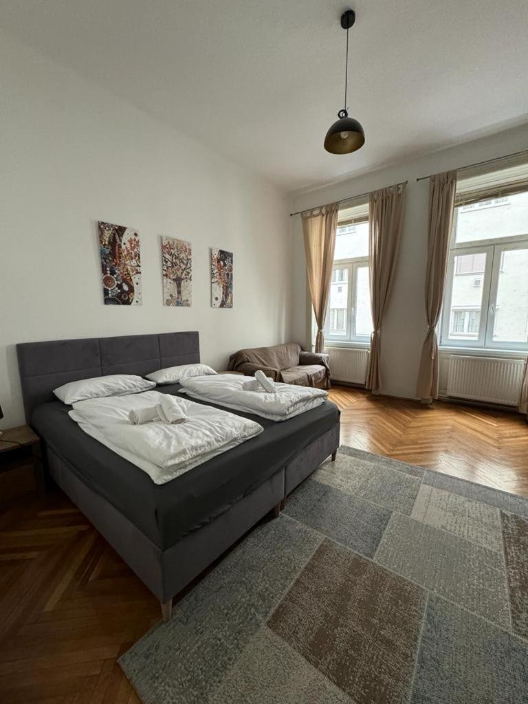 Centrally-Located Authentic Apartment فيينا المظهر الخارجي الصورة