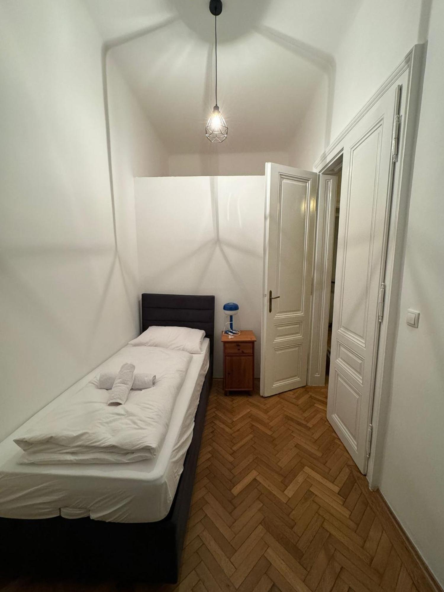 Centrally-Located Authentic Apartment فيينا المظهر الخارجي الصورة