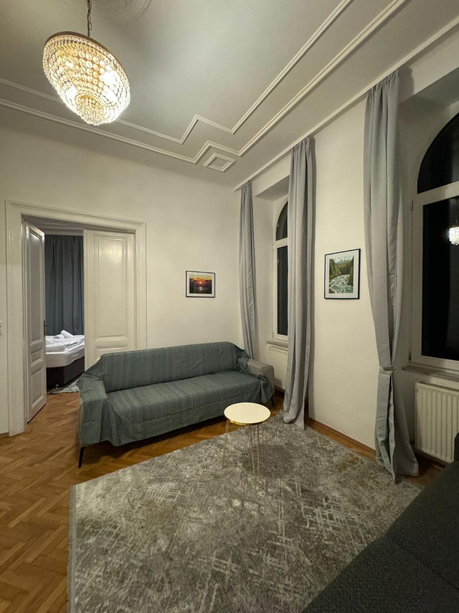 Centrally-Located Authentic Apartment فيينا المظهر الخارجي الصورة