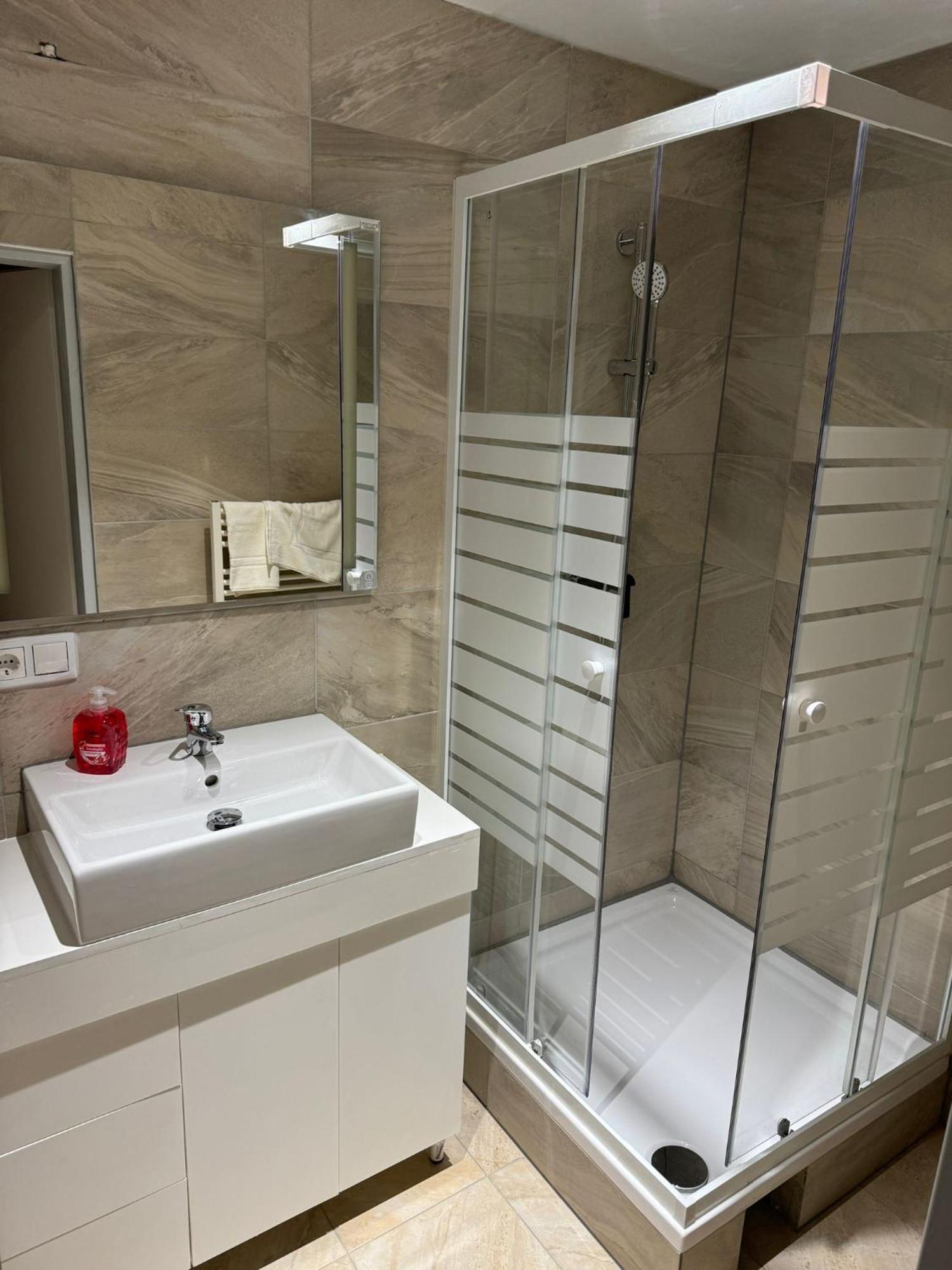 Centrally-Located Authentic Apartment فيينا المظهر الخارجي الصورة