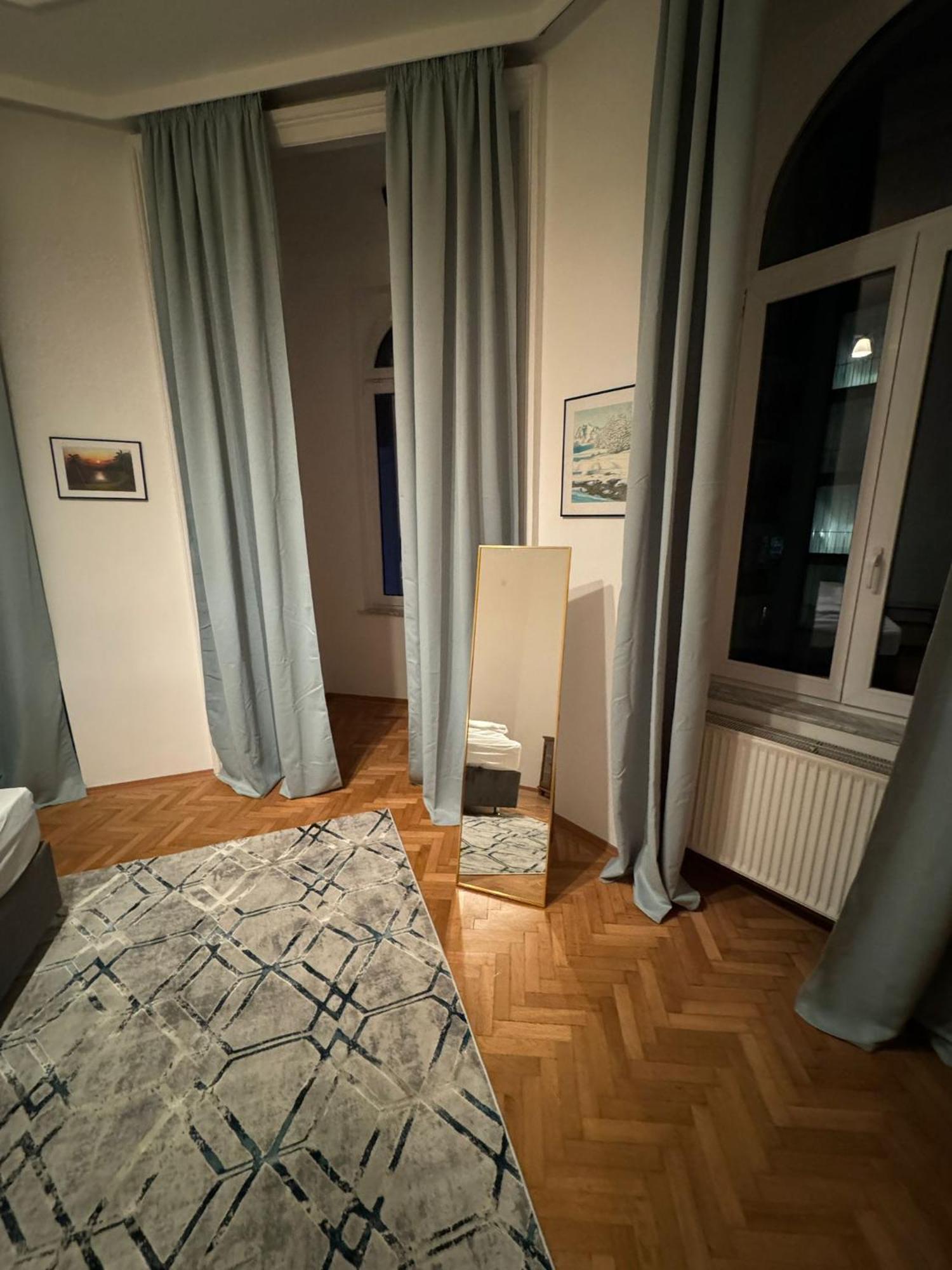 Centrally-Located Authentic Apartment فيينا المظهر الخارجي الصورة