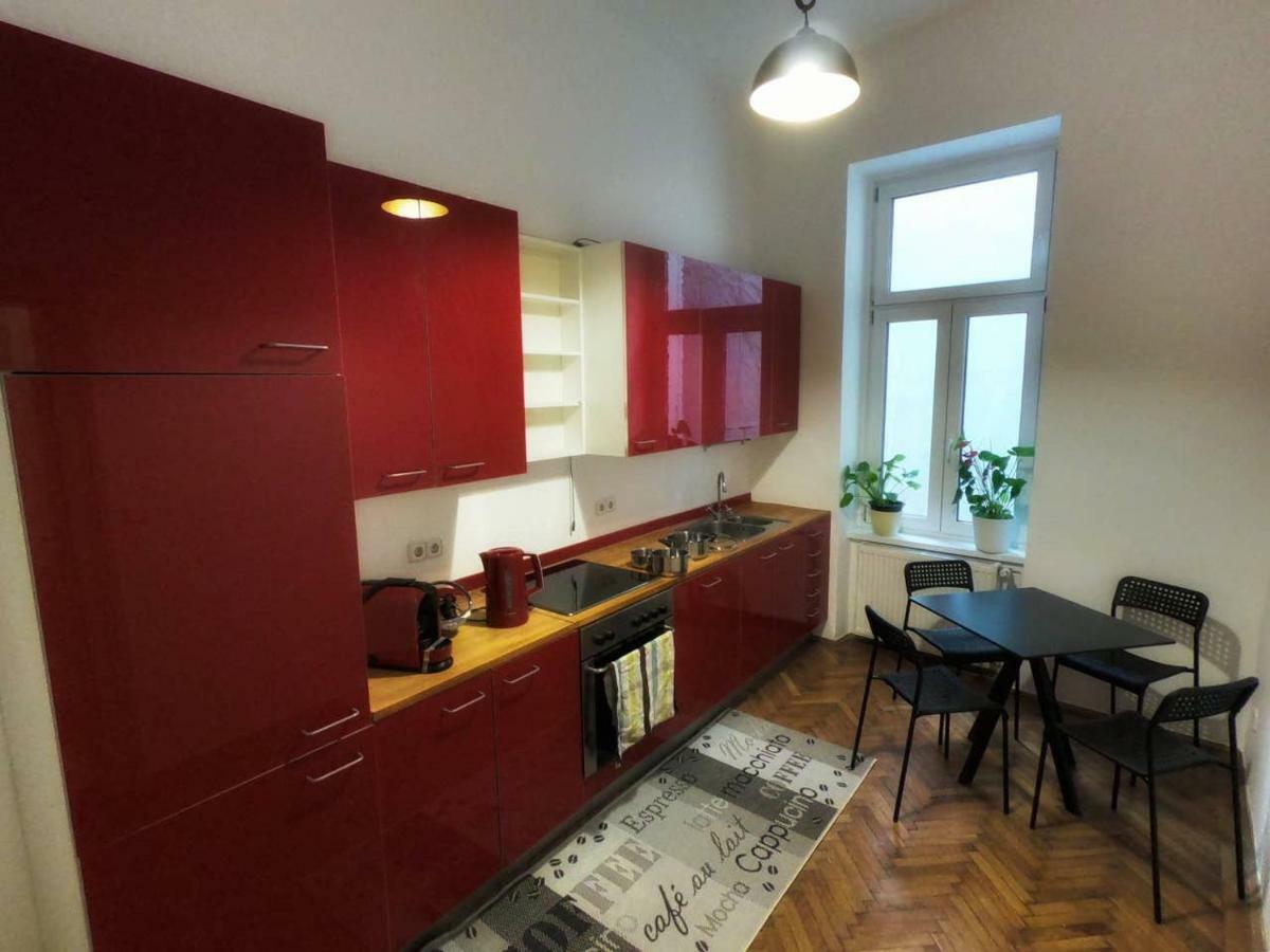 Centrally-Located Authentic Apartment فيينا المظهر الخارجي الصورة