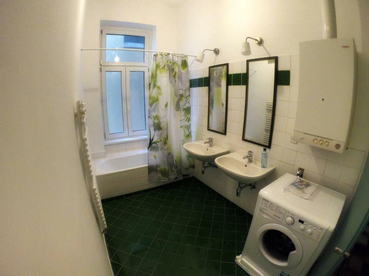 Centrally-Located Authentic Apartment فيينا المظهر الخارجي الصورة