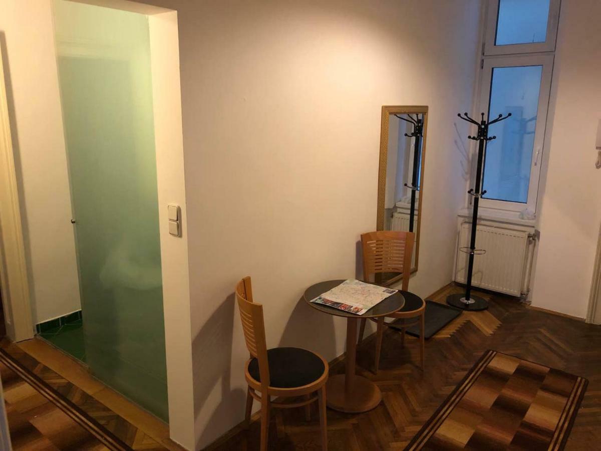 Centrally-Located Authentic Apartment فيينا المظهر الخارجي الصورة